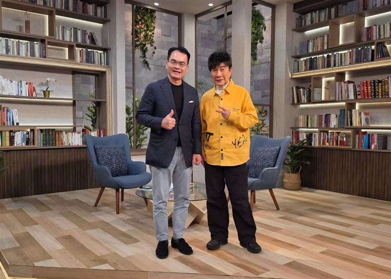 鄭弘儀跟謝雷合照。(圖/三立提供)