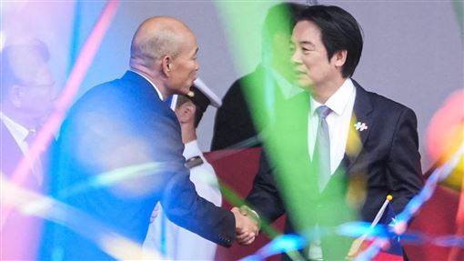 國慶大會落幕　賴總統、韓國瑜握手致意中華民國中樞暨各界慶祝115年國慶大會10日上午在總統府前舉行，總統賴清德（右）與立法院長韓國瑜（左）在典禮結束後握手致意，現場彩帶飛揚。中央社記者鄭清元攝　115年10月10日