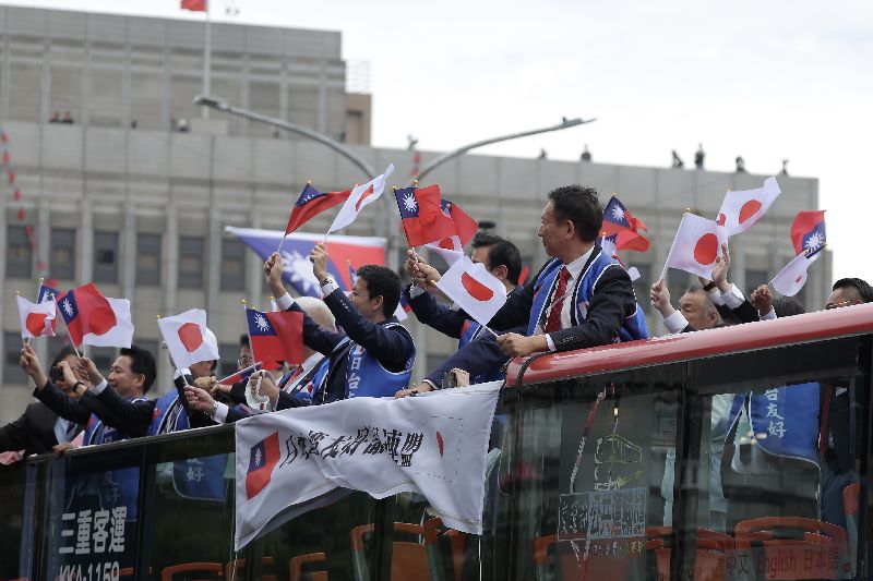 115年國慶大會10日上午在總統府前盛大登場,日本台灣友好議員聯盟、台日交流聯誼會一同參與祝賀遊行。(圖/中央社)