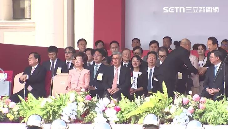 韓國瑜跟陳建仁等人握手,還跑去跟宋楚瑜握手(圖/翻攝畫面)