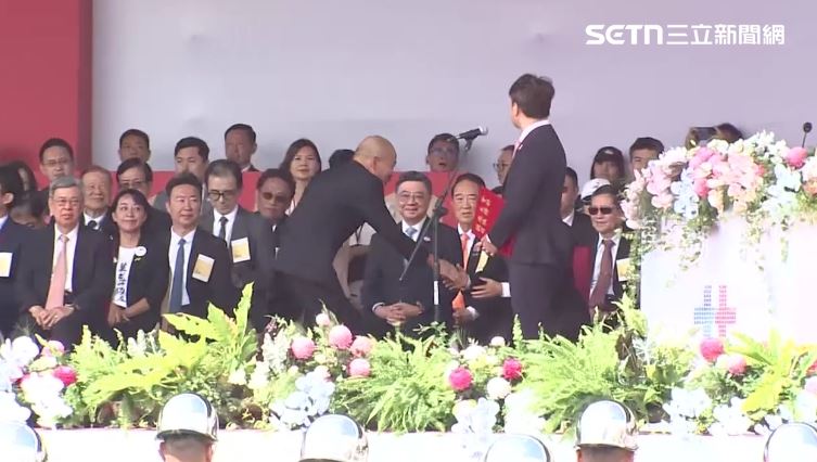 韓國瑜跟卓榮泰旁邊的嘉賓握手(圖/翻攝畫面)