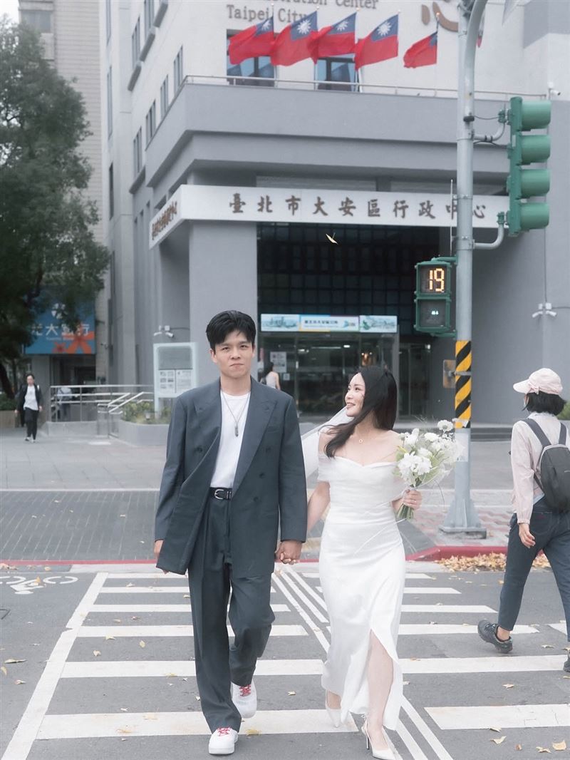 《大學生了沒》羅世棠宣布結婚，超正老婆正臉曝光。（圖／翻攝自IG @loshihtang）