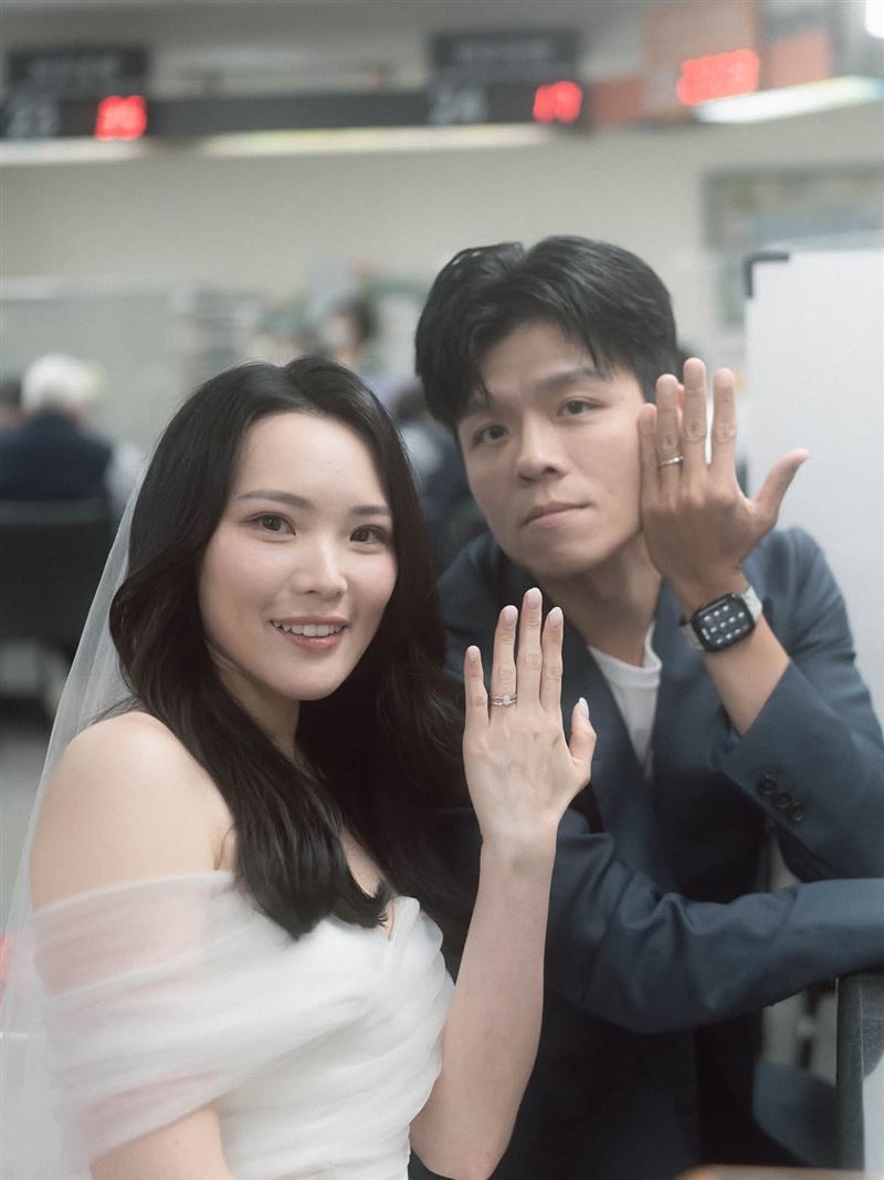 《大學生了沒》羅世棠結婚，夫妻倆開心舉起左手展示無名指上的婚戒。（圖／翻攝自IG @loshihtang）