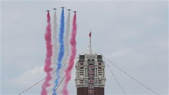 日本議員祝賀團搖台日國旗　雷虎彩煙衝場