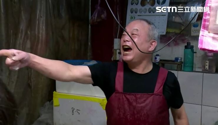 魚販老闆見到沈伯洋,興奮指者他大喊「最有內涵的年輕人!」(圖/翻攝畫面)
