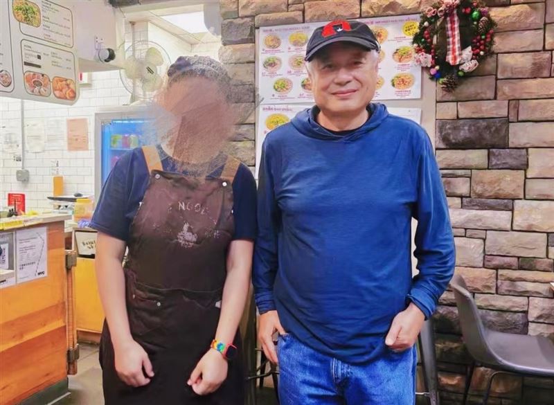 在紐約經營江西麵館的店家發出和李安導演的合照。(圖/翻攝小紅書)