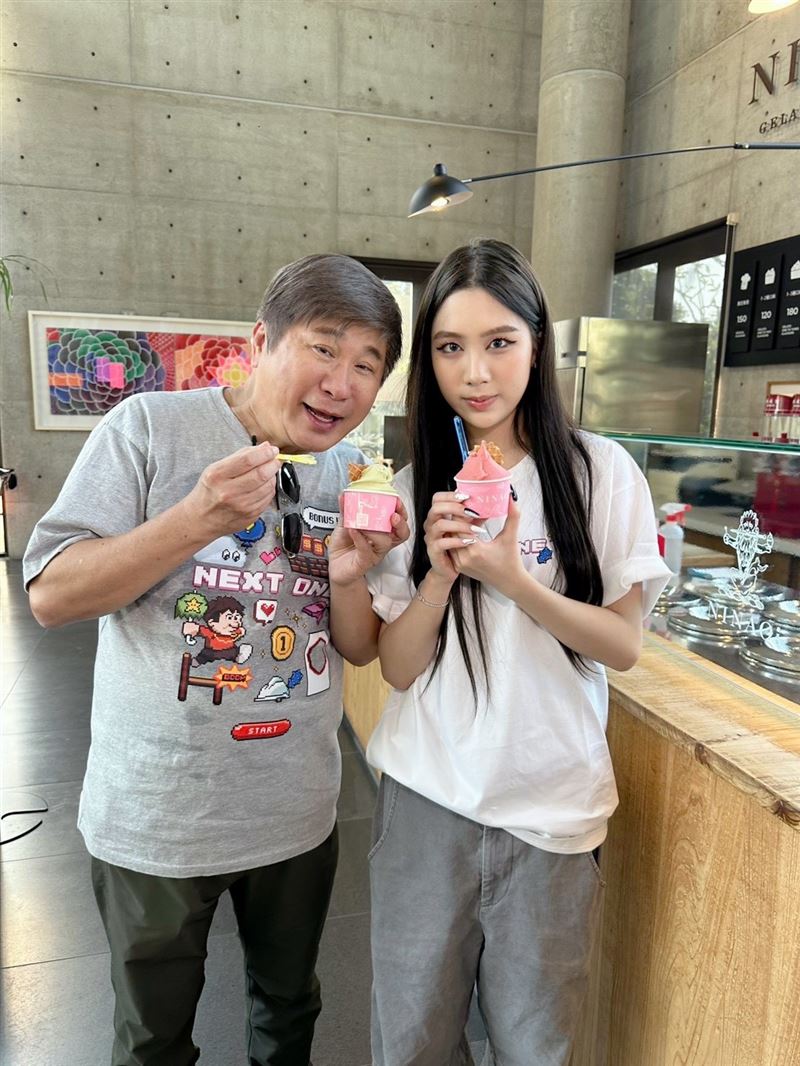 胡瓜Youtube頻道最新一集再度和孫女EMMA出遊。(圖/《下面一位》提供)