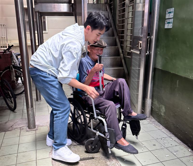 陳謙文特別前往淡水關心李炳輝。(圖/葡萄長文創工作室)