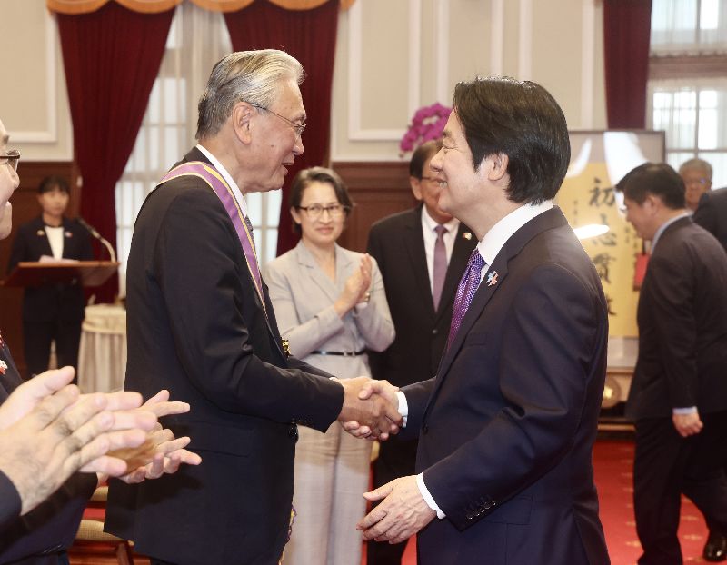 總統賴清德(前右)10日在總統府接見日本國會議員國慶祝賀團,與日本台灣友好議員聯盟(日台議聯)會長、眾議員古屋圭司(前左)握手致意