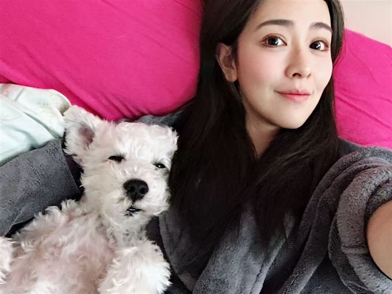 丁巧唯與愛犬雪納瑞「咕嘰」。(圖/帕奇特小屋提供)