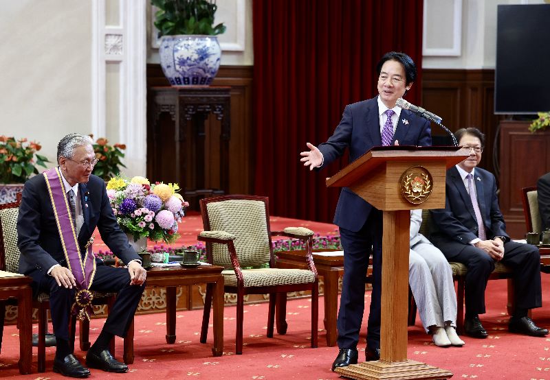 總統賴清德(前右)10日在總統府接見日本國會議員國慶祝賀團,致詞感謝日本台灣友好議員聯盟會長古屋圭司(左)連續多年率領祝賀團,用行動表達對台灣的支持