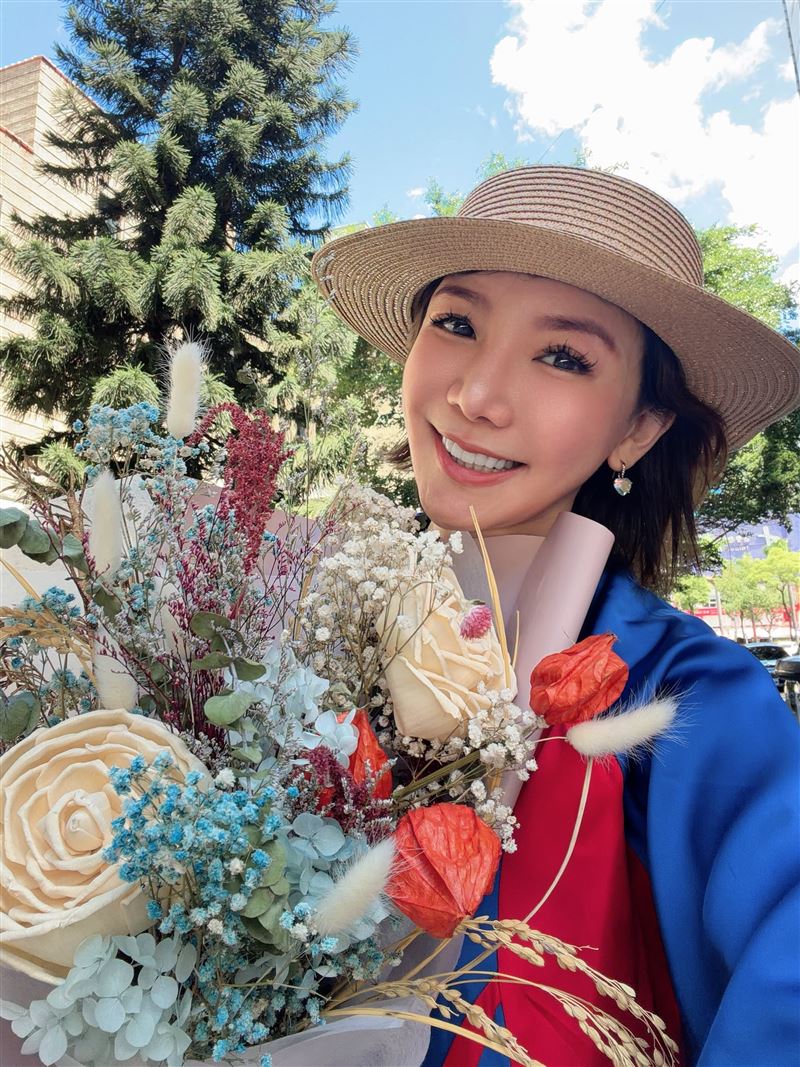 簡立喆藍紅色系穿搭呼應國旗配色。(圖/翻攝自簡立喆臉書)
