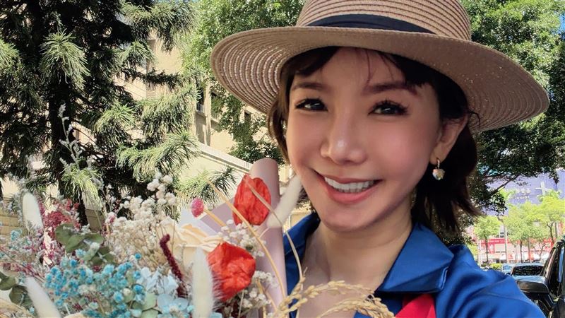 前主播把國旗穿身上　捧花燦笑美照曝光