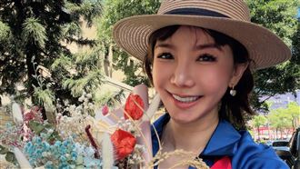 前主播把國旗穿身上　捧花燦笑美照曝光