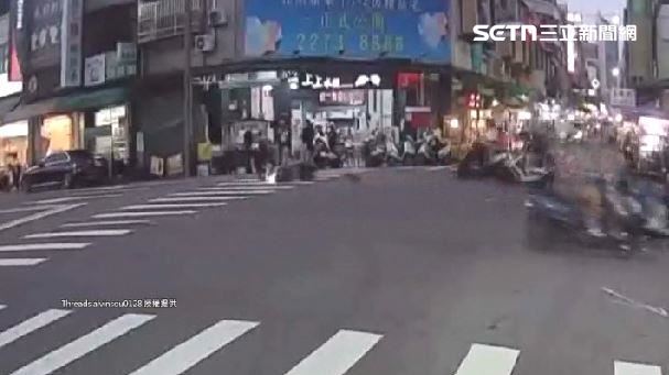 小狗未牽繩沿街竄　突衝馬路害女騎士撞摔