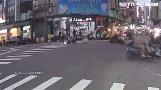 小狗未牽繩沿街竄　突衝馬路害女騎士撞摔