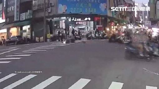 小狗未牽繩沿街竄　突衝馬路害女騎士撞摔