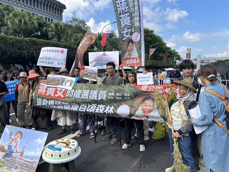 83歲「森林阿嬤」蔣黃女為了保住10萬棵樹,決定參選高雄市議員,並於今(10)日國慶大典,與數十名支持者前往總統府前陳情。(圖/森林城市協會秘書長、搶救橋頭糖廠百頃森林聯合發起人莊傑任提供)