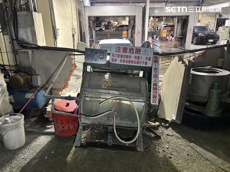台中女洗車誤踩油門,車輛暴衝,撞破洗車場圍牆。(圖/翻攝畫面)