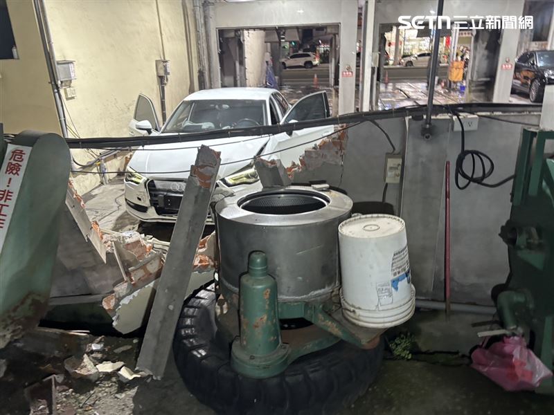 台中女洗車誤踩油門,車輛暴衝,撞破洗車場圍牆。(圖/翻攝畫面)