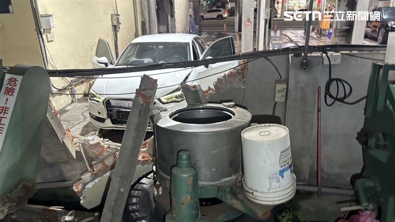 台中女洗車誤踩油門！車輛暴衝撞破圍牆