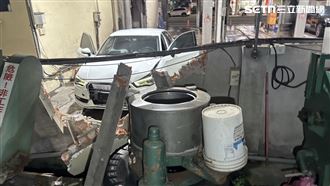 台中女洗車誤踩油門！車輛暴衝撞破圍牆