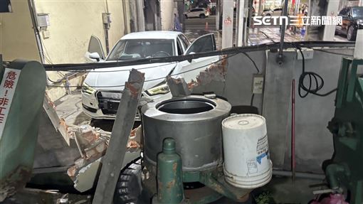 台中女洗車誤踩油門！車輛暴衝撞破圍牆