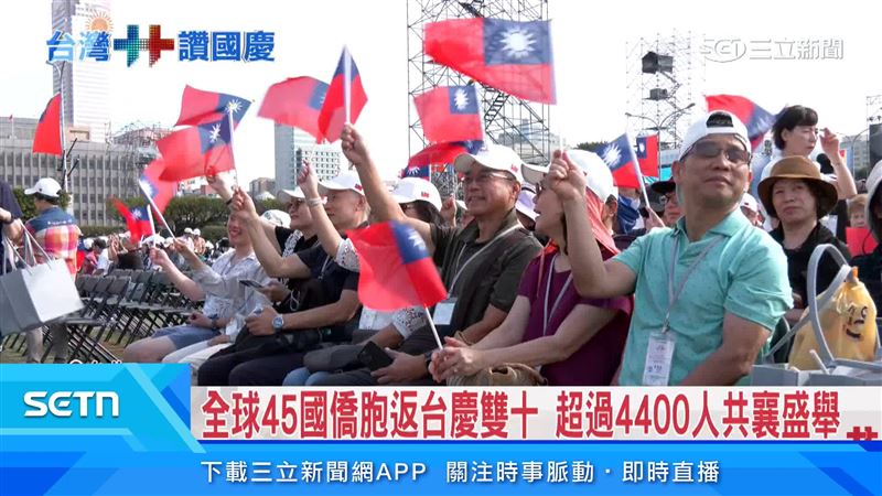 手上滿滿國旗道具,今年國慶大典,從精心打扮的禮賓大使,到年年不缺席的國慶婆婆,大家用滿滿熱情 ,參與這場國家盛事