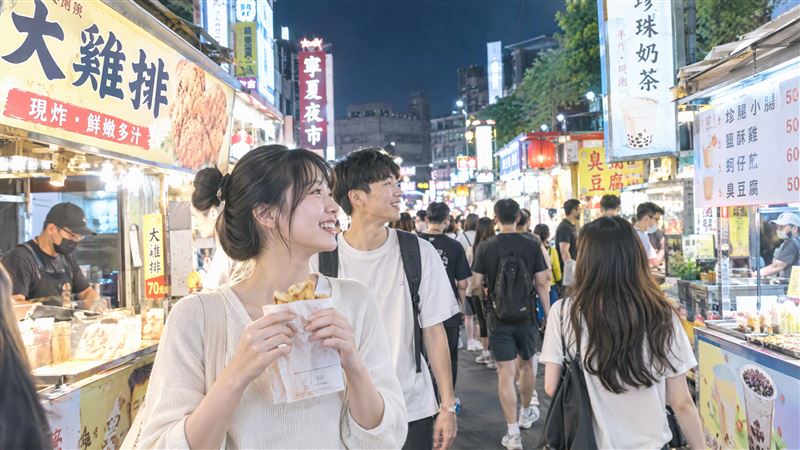 全台40處夜市推出環保優惠，民眾自備環保用品，可用100元兌換200元好市券，消費滿500元還能換茄芷袋。（示意圖／AI製圖）