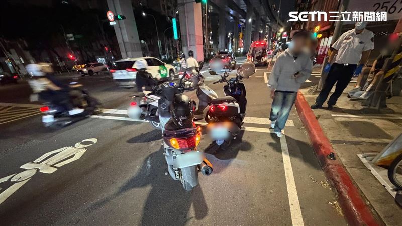 騎士煞車不及撞前車　再遭後車追撞全身傷