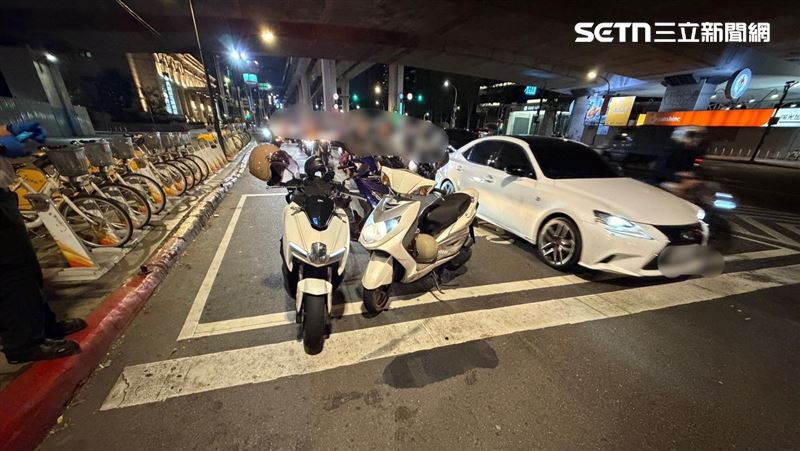 台北市市民大道及建國北路口發生3機車連環事故。(圖/翻攝畫面)