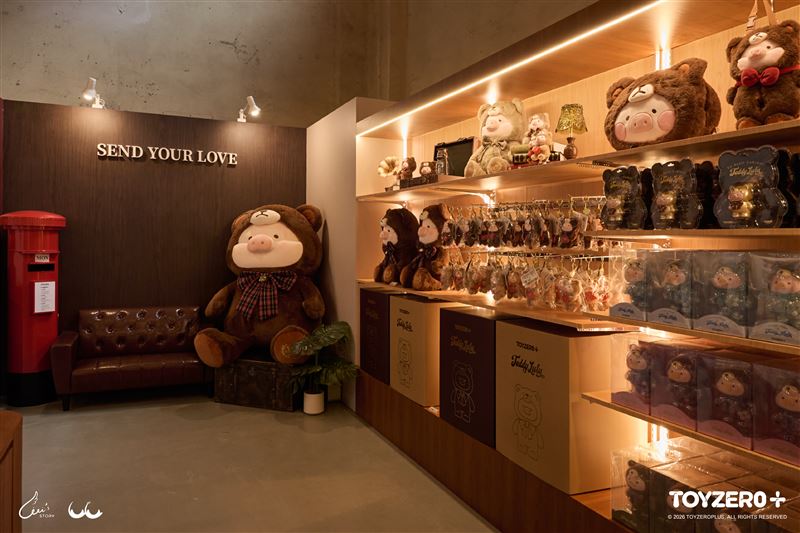 舒服窩在軟萌沙發區的毛絨泰迪Lu陪伴養豬人逛店。(圖/主辦單位提供)