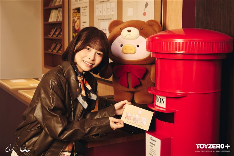 來到「紀念郵務小驛站」,50公分Giant Hug泰迪LuLu陪你將心意投遞投遞出去。(圖/主辦單位提供)