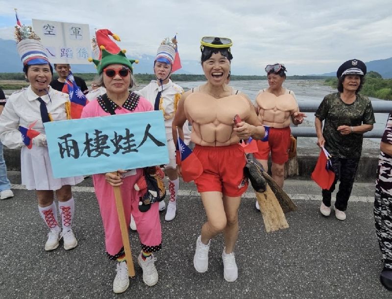 慶祝雙十國慶，花蓮縣鳳林鎮中興部落舉行創意閱兵活動，今年有村民化身「女娃兵」，用香蕉樹皮製作蛙鞋。（民眾提供