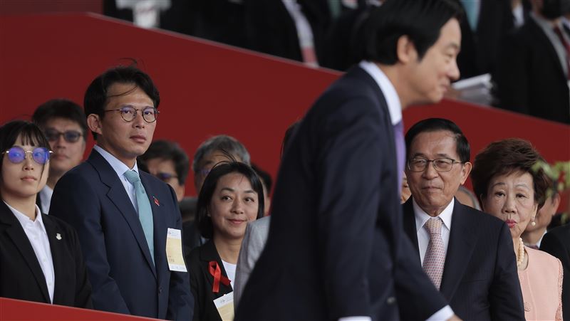 國慶大會登場　黃國昌與陳水扁握手交談