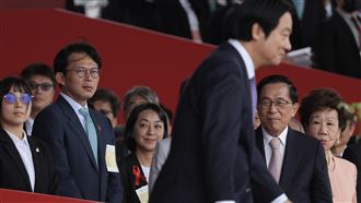 國慶大會登場　黃國昌與陳水扁握手交談