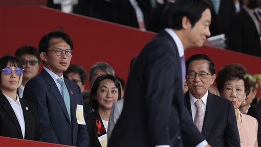 國慶大會登場　黃國昌與陳水扁握手交談