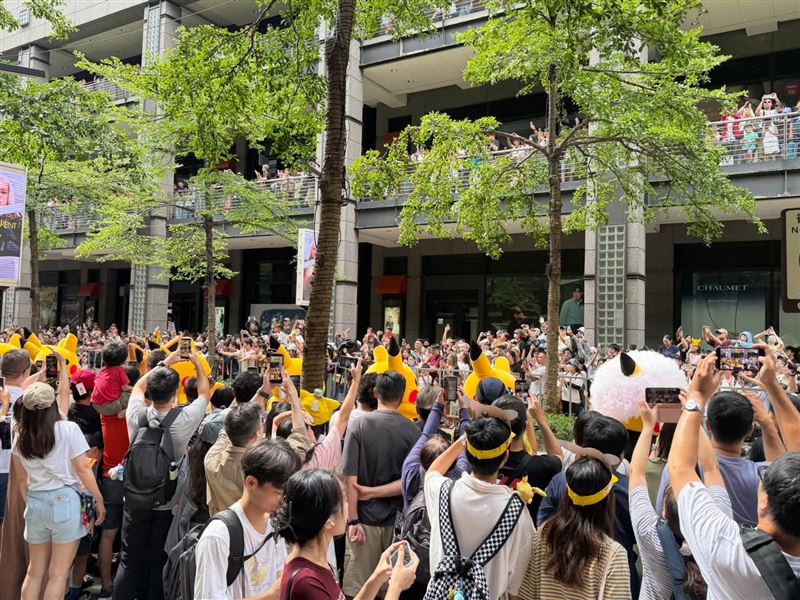 萬人擠爆信義區搶拍寶可夢遊行。(圖/新光三越台北信義新天地提供)