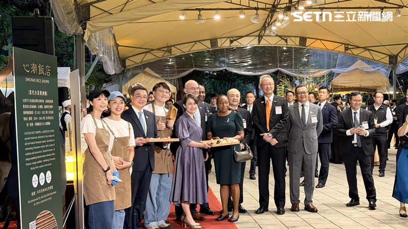 外交部舉行國慶酒會,蕭美琴、卓榮泰陪同AIT美國在台協會處長谷立言、日本駐台代表片山和之品嚐美食(圖/記者陳思妤攝影)