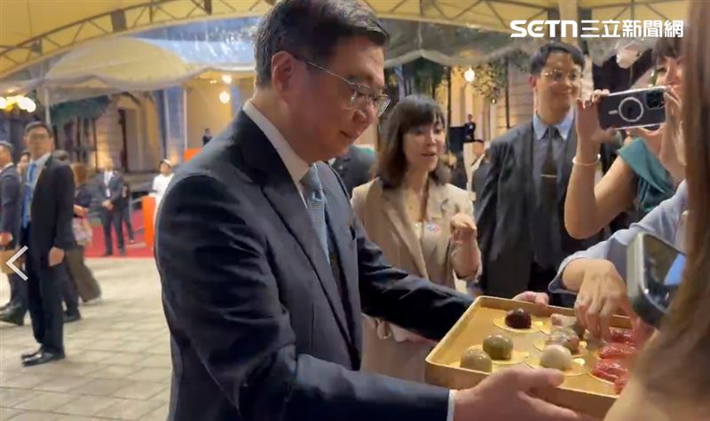 卓榮泰親自端著紅龜粿分送給記者(圖/記者陳思妤攝影)