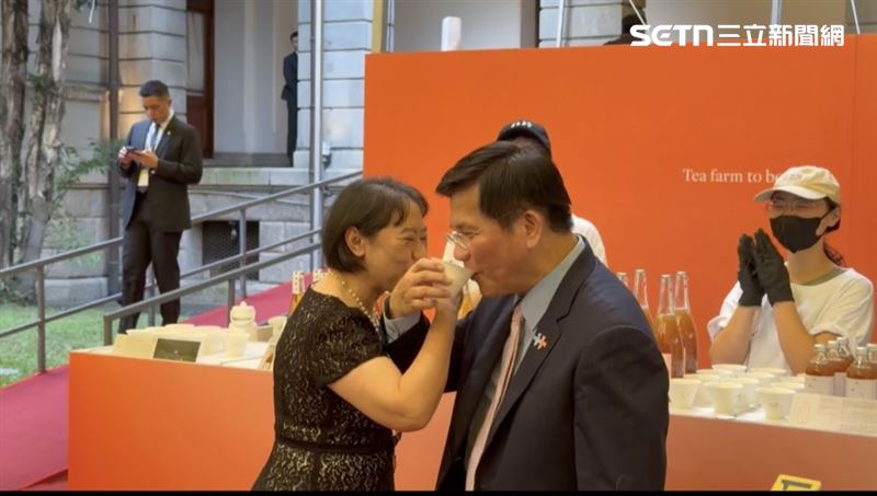 外交部長林佳龍和太太廖婉如到場時大方放閃,還喝起「交杯酒」(圖/記者陳思妤攝影)