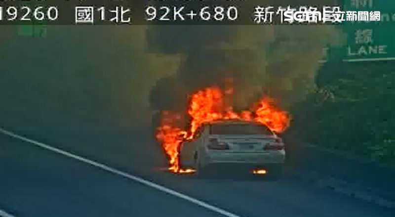 國1南下竹北段火燒車！火舌黑煙狂竄曝光