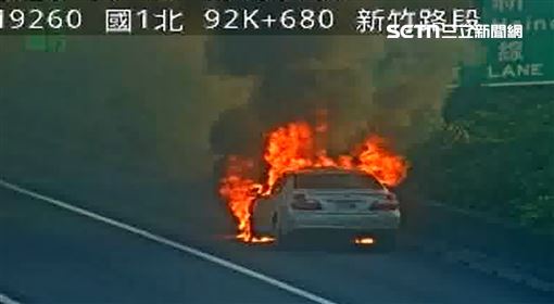 國1南下竹北段火燒車！火舌黑煙狂竄曝光