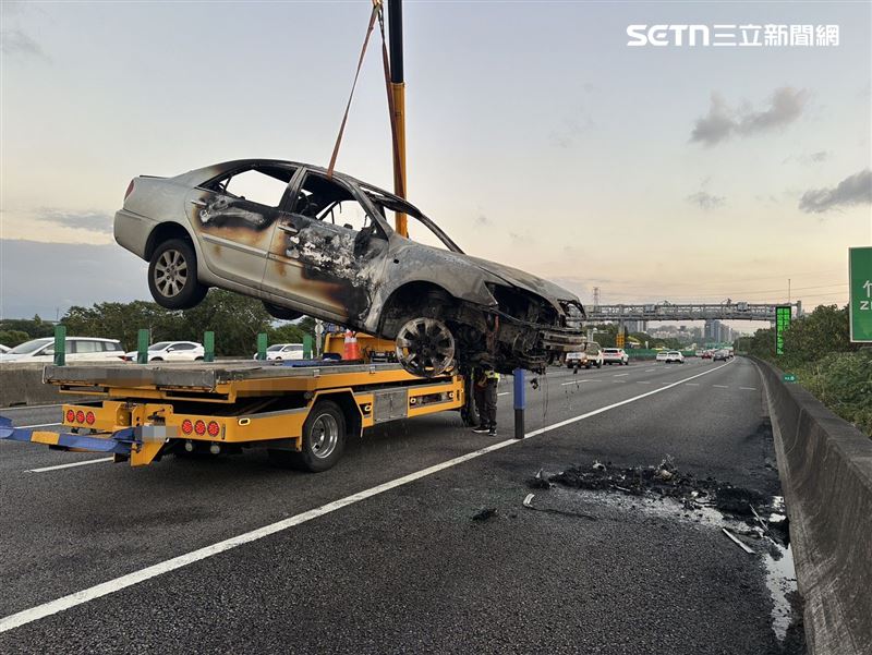 今(10日)下午,國道1號南下92.8公里處、竹北路段附近,發生一起火燒車事故。(圖/翻攝畫面)