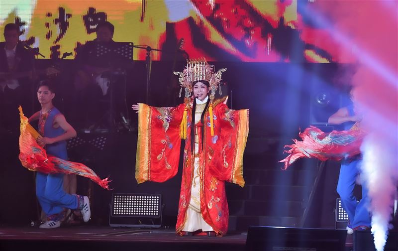 張秀卿演唱會扮白沙屯媽祖。(圖/豪記唱片提供)