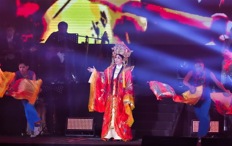 張秀卿演唱會扮白沙屯媽祖。(圖/豪記唱片提供)