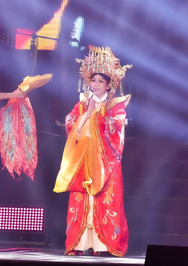 張秀卿演唱會扮白沙屯媽祖。(圖/豪記唱片提供)