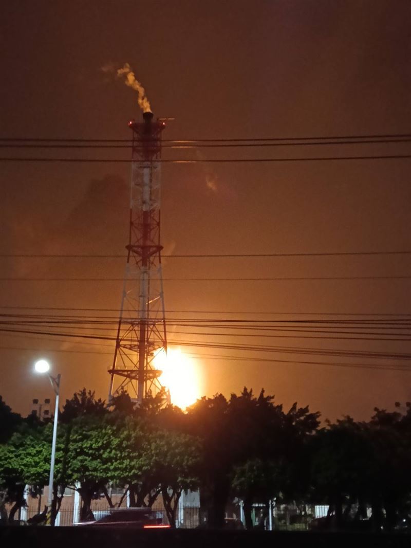 中油聖火再起,燃燒塔又燒,照亮整個夜空,嚇壞不少當地民眾。(圖/翻攝畫面)