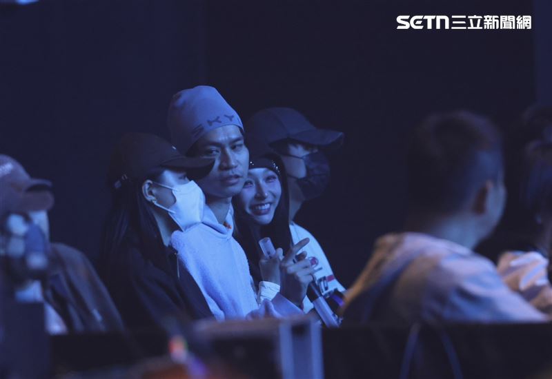 派偉俊開唱女友禾羽到場相挺,林襄與男友馬傑森、網紅Andy老師也來朝聖。(圖/記者鄭孟晃攝影)