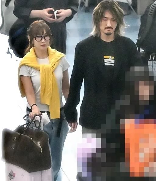 紗榮子與Ryota於10月3日在被拍到一同現身羽田機場。(圖/翻攝自芸トピ官網)